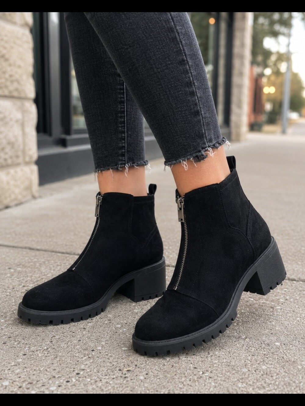 Cushionaire Hackett Black Faux Suede Lug Sole Chelsea Ankle Boots Women's 8.5